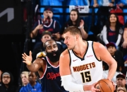 开云体育下载-尼克斯险胜新疆队，约基奇关键制胜