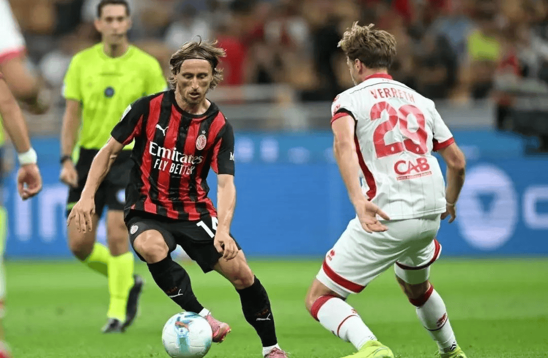 AC米兰新后卫稳固防线,助力球队取得胜利的简单介绍 AC米兰新后卫稳固防线,助力球队取得胜利的简单介绍