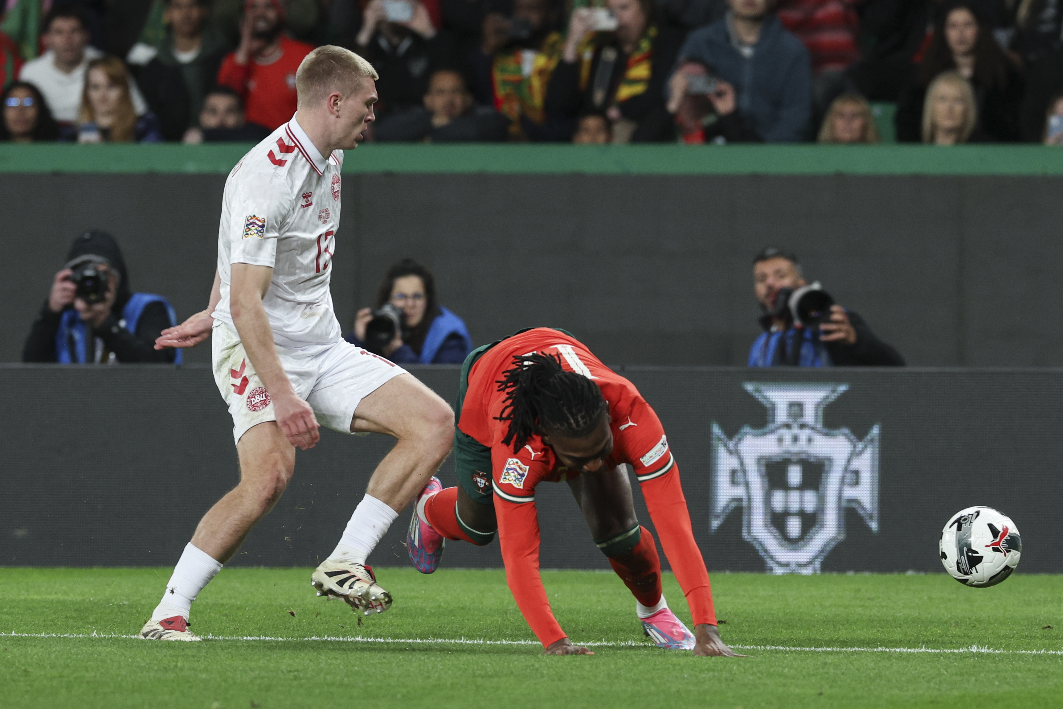 欧国联比赛精彩纷呈,球迷热切期待下一场比赛 欧国联比赛精彩纷呈,球迷热切期待下一场比赛