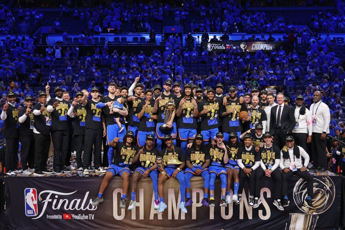 爵士队球迷举办球队主题派对,共庆胜利的简单介绍 爵士队球迷举办球队主题派对,共庆胜利的简单介绍