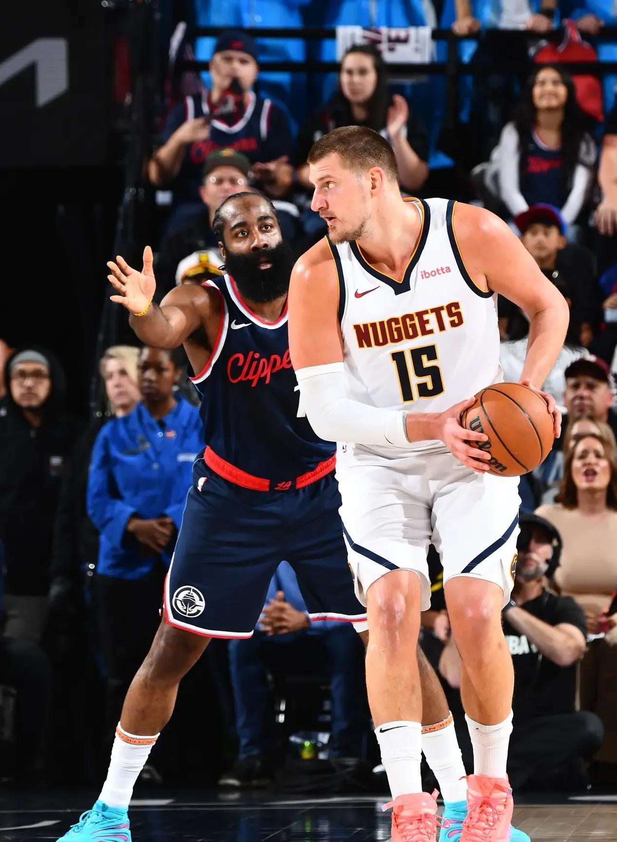 尼克斯险胜新疆队,约基奇关键制胜 尼克斯险胜新疆队,约基奇关键制胜