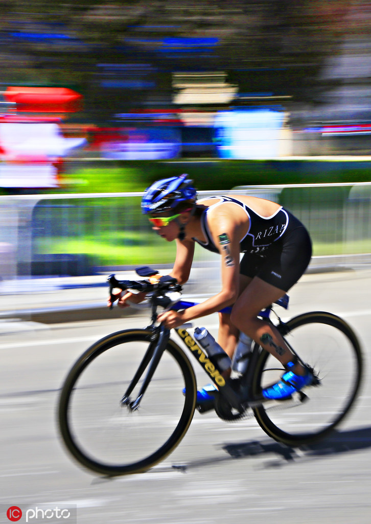 荷兰队在激烈比拼中取得胜利,晋级淘汰赛 荷兰队在激烈比拼中取得胜利,晋级淘汰赛