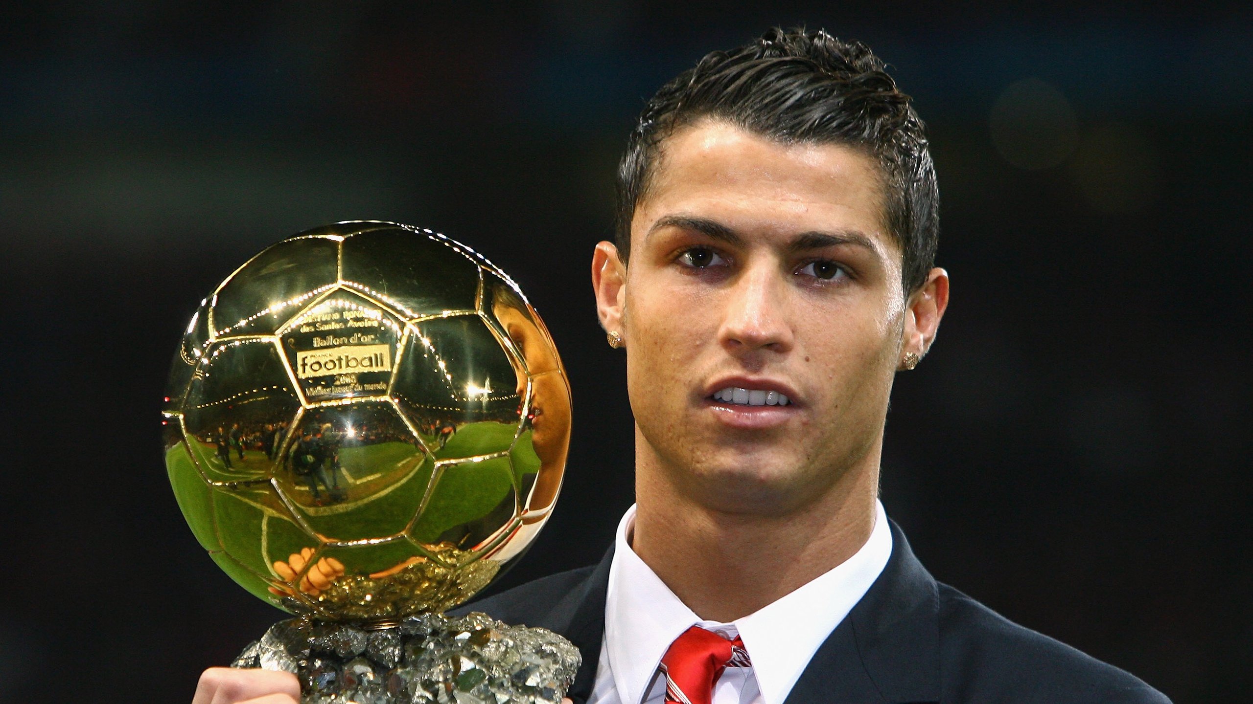 街道轰鸣与球场逆转，双线战场上的极限博弈